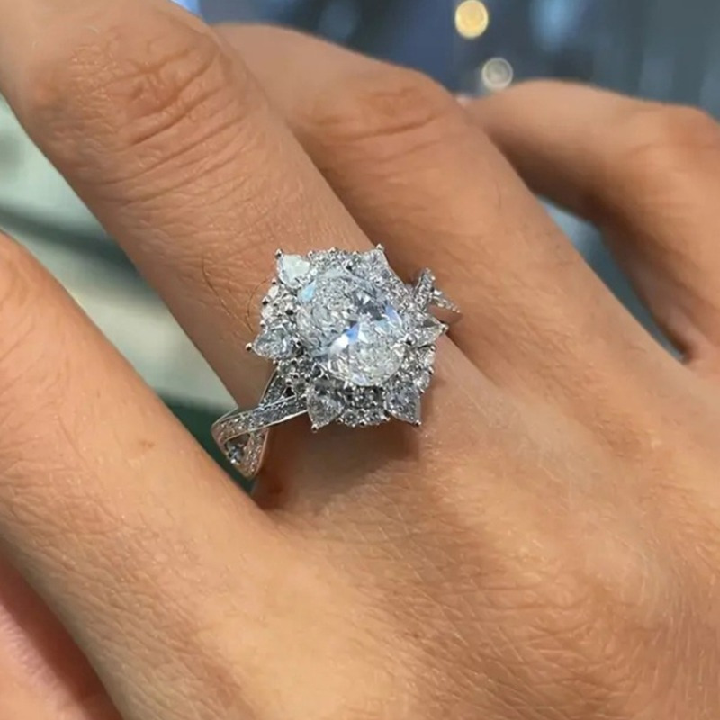 Luxury 4-Claw Inlaid Synthetic Zircon Snowflake Ring